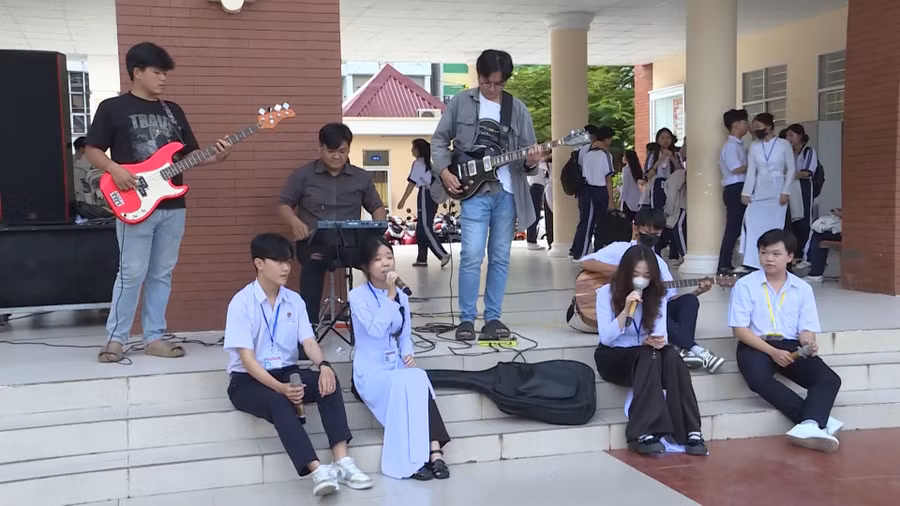 CLB Acoustic Trường THPT Cà Mau luyện tập. Ảnh: Q.M