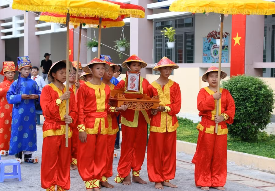 Học sinh Trường THCS Nguyễn Chí Thanh (TPHCM) tổ chức sinh hoạt kỷ niệm Lễ Giỗ Quốc tổ Hùng Vương. Ảnh: ITN