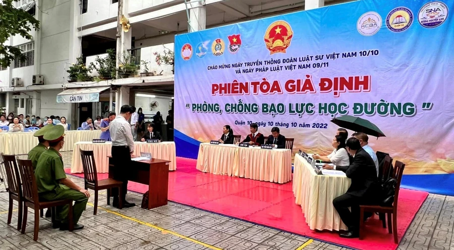 Phiên tòa giả định của Trường THCS - THPT Sương Nguyệt Anh (TPHCM) phối hợp tổ chức. Ảnh: NTCC