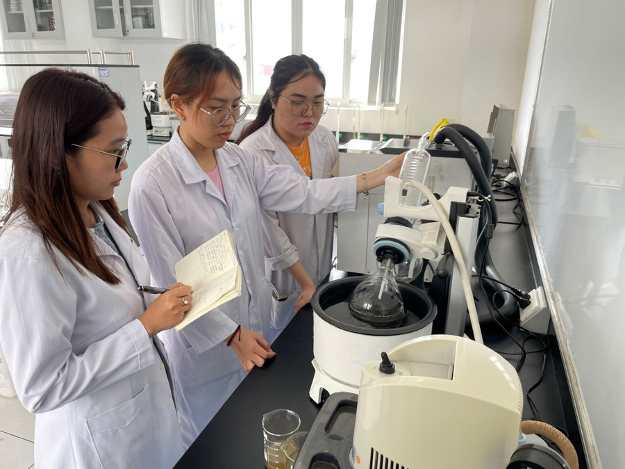 Sinh viên Trường Đại học Công Thương TP Hồ Chí Minh làm thí nghiệm khoa học tại phòng nghiên cứu. Ảnh: Hà An