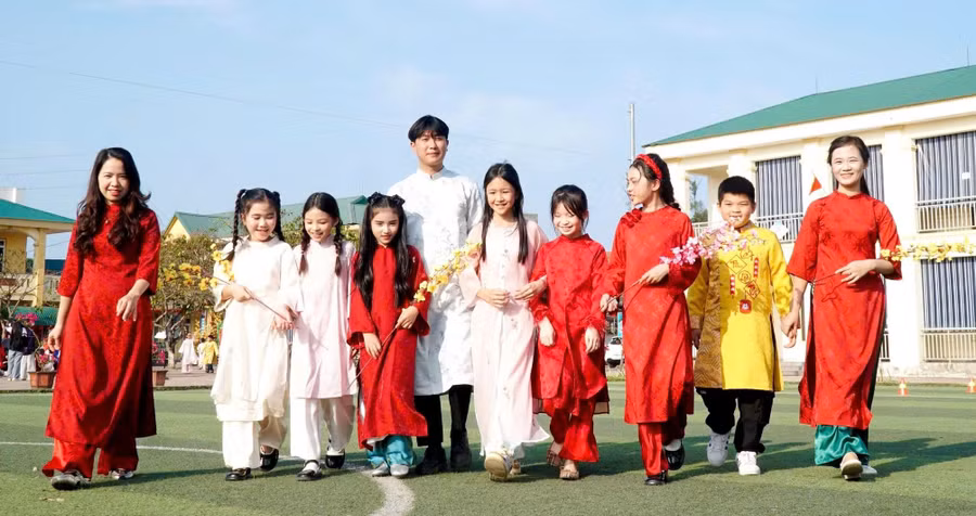 Niềm vui của giáo viên và học sinh Trường Tiểu học Thu Thủy bước vào năm mới. Ảnh: Hồ Lài