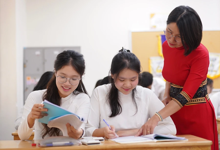 Cô và trò Trường THPT Phan Đình Phùng (Hà Nội). Ảnh: Xuân Phú
