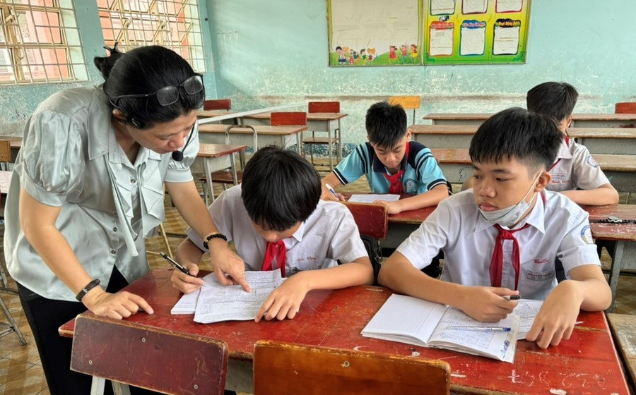Giáo viên Trường THCS Nguyễn Hiền (Quận 12, TPHCM) phụ đạo cho học sinh trong dịp hè. Ảnh: NTCC