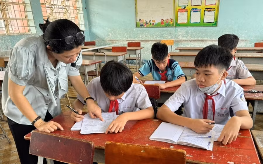 Giáo viên Trường THCS Nguyễn Hiền (Quận 12, TPHCM) phụ đạo cho học sinh trong dịp hè. Ảnh: NTCC