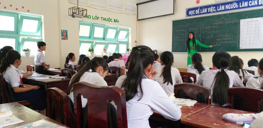 Sinh viên Sư phạm Ngữ văn Khmer (Trường Đại học Trà Vinh) trong giờ thực tập tại lớp học. Ảnh: NTCC no-luc-bao-ton-tieng-noi-chu-viet-khmer-2.jpg