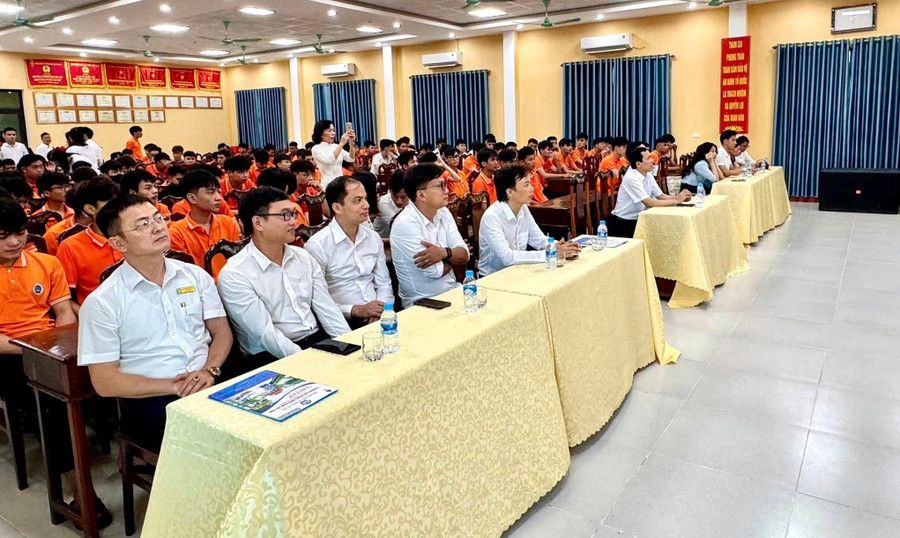 Các doanh nghiệp dự lễ bế giảng khóa học tại Trường Cao đẳng Công nghệ ở Hà Tĩnh để phối hợp tuyển dụng. Ảnh: B.T doanh-nghiep-dat-hang-sinh-vien-truong-nghe-2.jpg