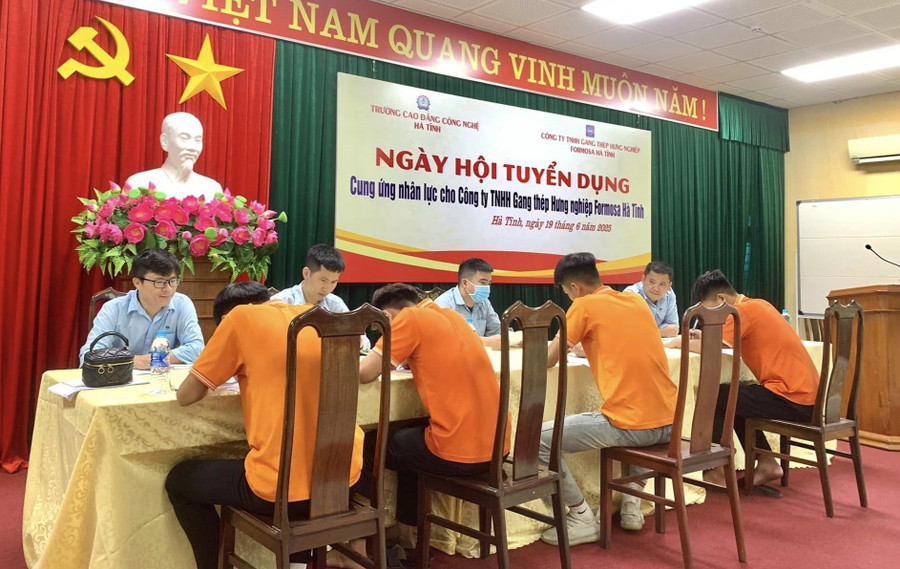 Doanh nghiệp tổ chức tuyển dụng tại chỗ tạo điều kiện thuận lợi cho sinh viên. Ảnh: B.T doanh-nghiep-dat-hang-sinh-vien-truong-nghe-1.jpg