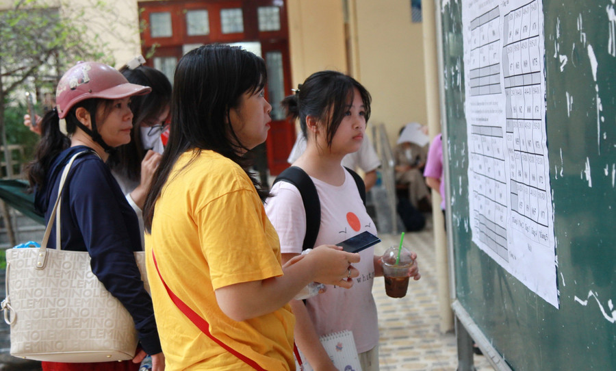 Kỳ thi thử vào lớp 10 Trường THPT chuyên Đại học Sư phạm Hà Nội thu hút sự quan tâm của đông đảo phụ huynh, học sinh. Ảnh: TG