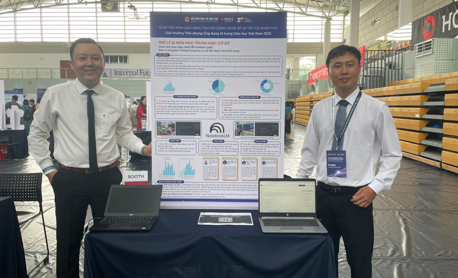 Thầy Nguyễn Thành Long (phải) bên sản phẩm trợ lý ảo giới thiệu tại triển lãm ngày hội “Nhà giáo sáng tạo với công nghệ số và trí tuệ nhân tạo” năm 2025. Ảnh: Hà An