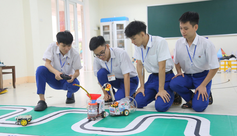 Nhóm xây dựng 2 phiên bản robot, gồm robot cầm tay với tính năng điều khiển từ xa.