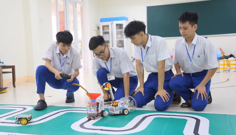 Nhóm xây dựng 2 phiên bản robot, gồm robot cầm tay với tính năng điều khiển từ xa.