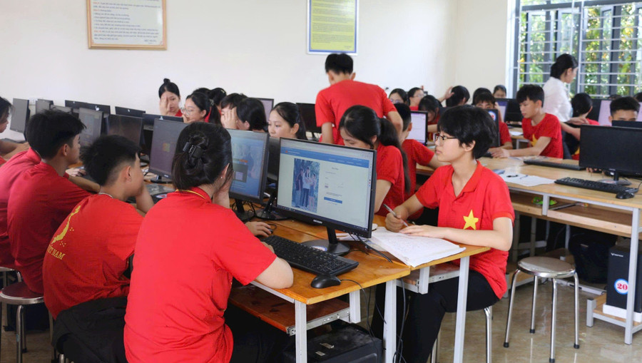 Học sinh Trường THCS Nghi Trung (Nghi Lộc, Nghệ An) đăng ký thi tuyển sinh lớp 10. Ảnh: Hồ Lài phan-luong-huong-nghiep-2.jpg