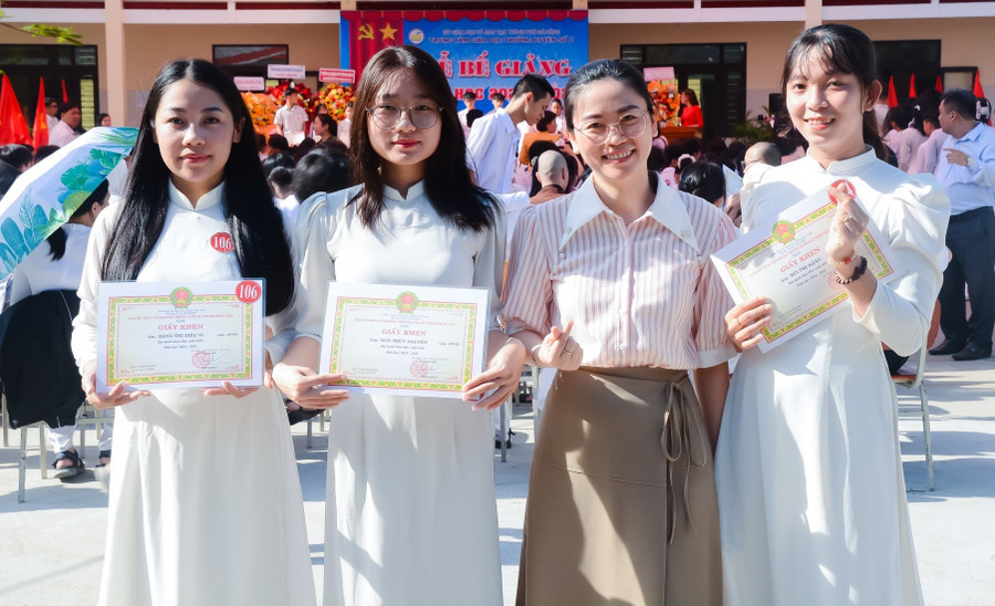 Học sinh hệ trung cấp của Trường Cao đẳng Thương mại (Đà Nẵng) học song song chương trình THPT tại Trung tâm GDTX số 2 trong Lễ tổng kết năm học. Ảnh: PV phan-luong-huong-nghiep-1.jpg