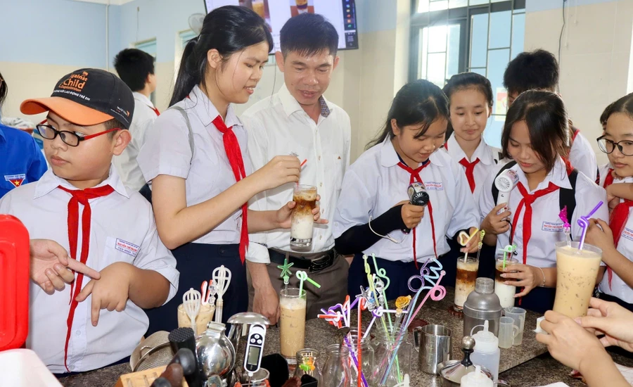 Học sinh Trường THCS Nguyễn Chí Thanh trải nghiệm các ngành nghề tại Trường Cao đẳng Lương thực - Thực phẩm (Đà Nẵng). Ảnh: NTCC