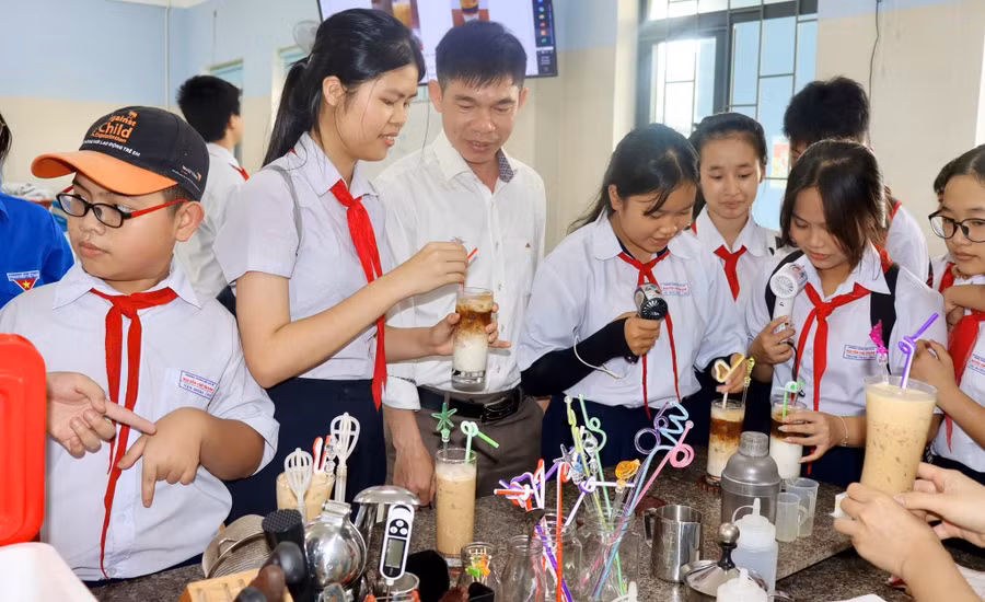 Học sinh Trường THCS Nguyễn Chí Thanh trải nghiệm các ngành nghề tại Trường Cao đẳng Lương thực - Thực phẩm (Đà Nẵng). Ảnh: NTCC