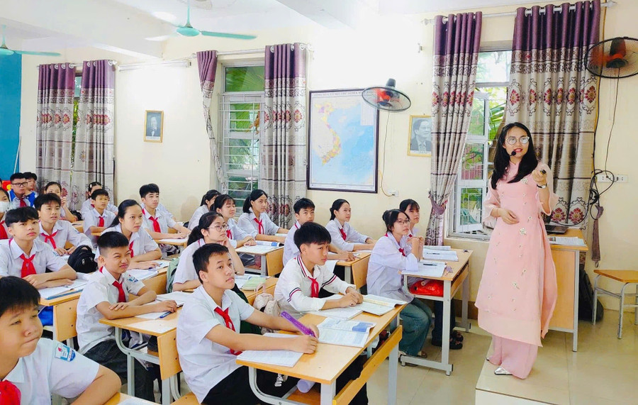Cô trò Trường THCS Hà Lộc (phường Phú Thọ, tỉnh Phú Thọ). Ảnh: NTCC