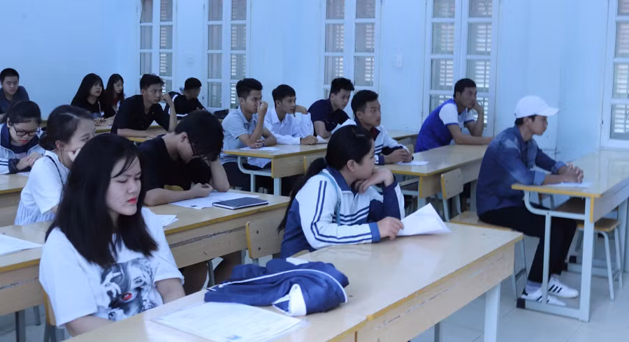 Học sinh Trường THPT Chiềng Sinh, thành phố Sơn La nghe hướng dẫn quy chế để bước vào kỳ thi tốt nghiệp.