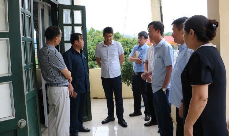 Ông Vừ A Bằng (thứ 2 bên trái) kiểm tra công tác chuẩn bị cho Kỳ thi tốt nghiệp THPT năm 2025 tại Trường THPT Tuần Giáo. lua-chon-ky-nhan-luc-2.jpg
