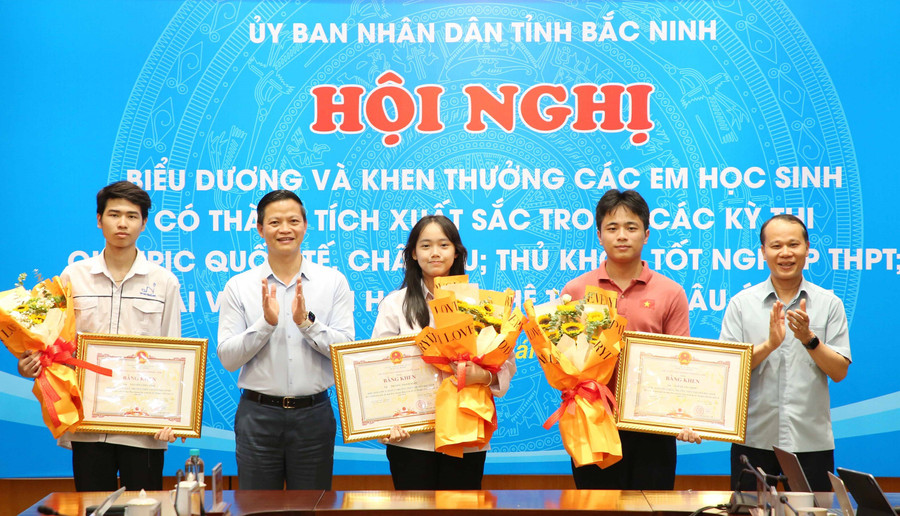 Chủ tịch UBND tỉnh Bắc Ninh Vương Quốc Tuấn (thứ 2 bên trái) trao Bằng khen cho 3 em học sinh đạt huy chương tại các kỳ thi Olympic quốc tế. dot-pha-tu-giao-duc-2.jpg
