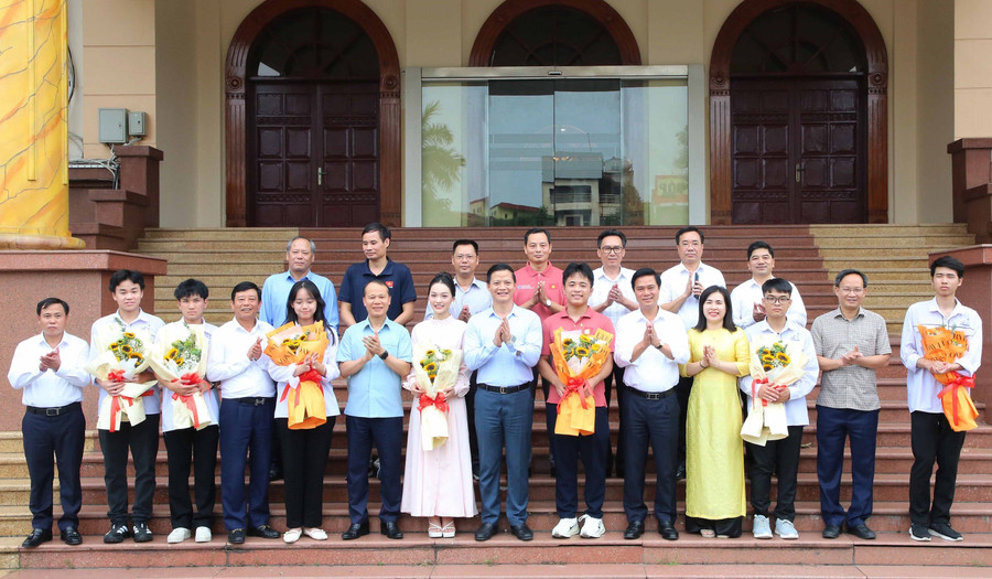 Lãnh đạo tỉnh Bắc Ninh chụp ảnh lưu niệm với các thầy, cô giáo và các em học sinh. dot-pha-tu-giao-duc-3.jpg