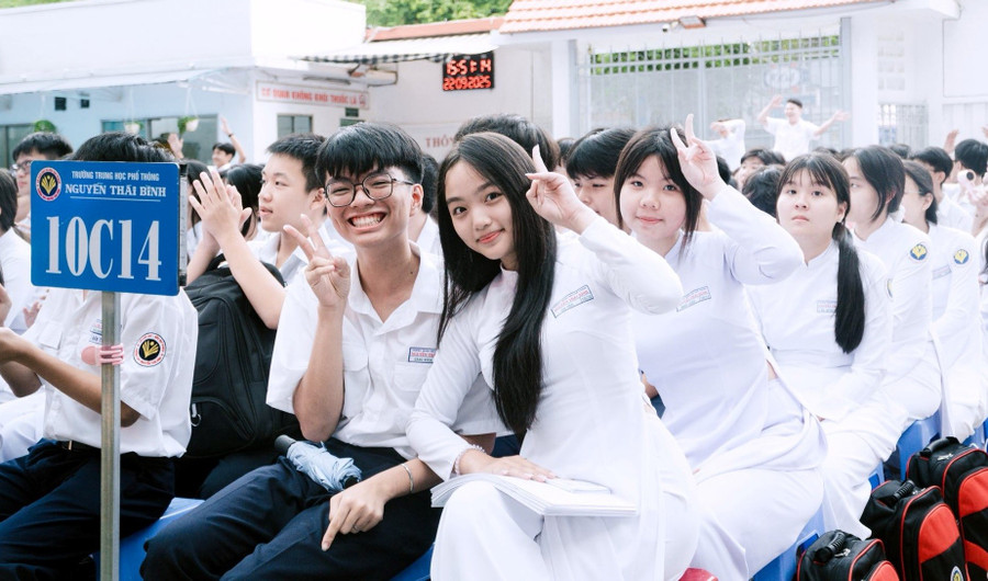 Học sinh Trường THPT Nguyễn Thái Bình hào hứng với chương trình Sân khấu học đường. Ảnh: NTCC genz-cham-vao-di-san-1.jpg