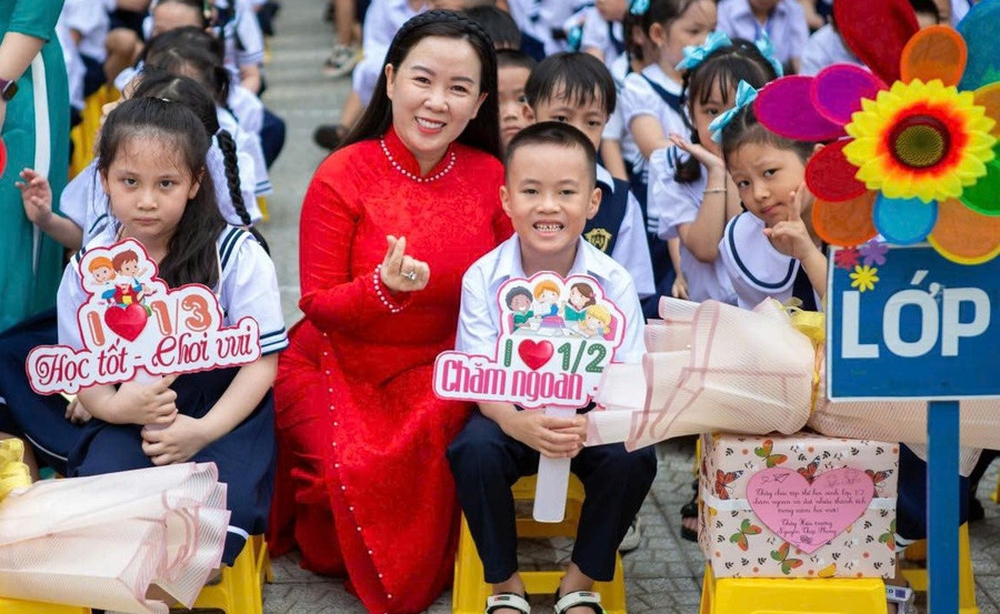 Cô và trò học sinh lớp 1 Trường Tiểu học Võ Thị Sáu (Hải Châu, Đà Nẵng) trong Lễ khai giảng năm học 2024 - 2025.