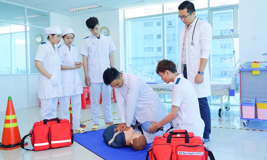 Sinh viên ngành Y sĩ đa khoa, Trường Cao đẳng Đại Việt Sài Gòn. Ảnh: Gia Hưng