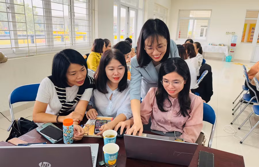 ThS Cao Hồng Huệ, giảng viên Viện Công nghệ thông tin, Trường Đại học Sư phạm Hà Nội 2 (thứ hai từ phải sang), trong một buổi tập huấn về công nghệ thông tin.