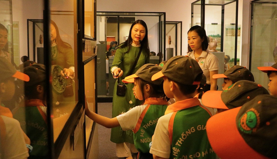 Học sinh nghe giới thiệu về các hiện vật tại khu trưng bày. phong-hoc-moi-giua-long-thu-do-2.jpg