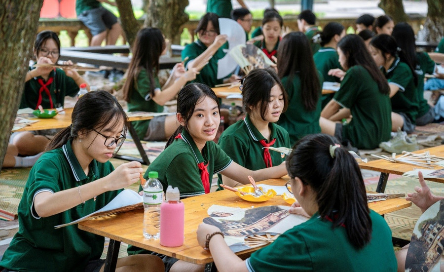 Học sinh trải nghiệm làm quạt giấy tại Hoàng thành Thăng Long.