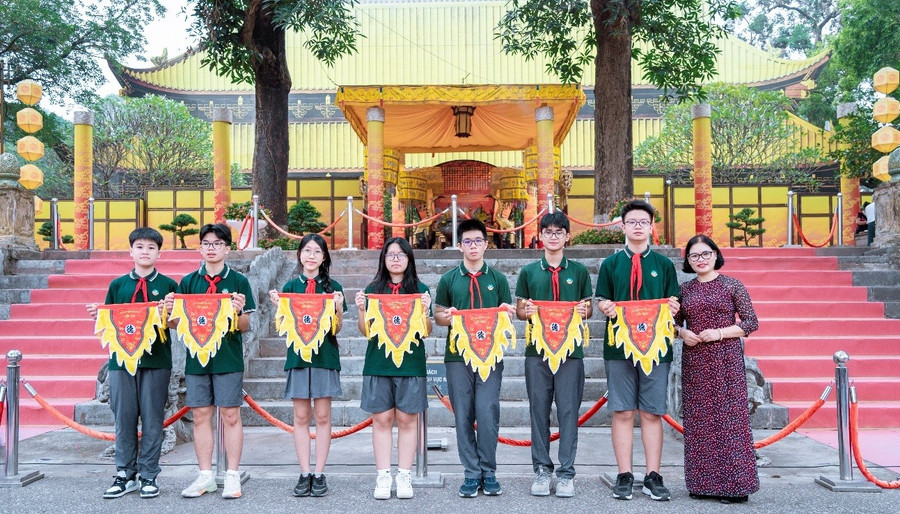 Đại diện các tập thể lớp của Trường Liên cấp THCS, Tiểu học Tư thục Ngôi Sao Hà Nội nhận cờ lệnh tại Điện Kính Thiên. phong-hoc-moi-giua-long-thu-do-2-8202.jpg