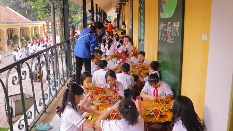 Học sinh trải nghiệm làm đồ chơi Trung thu truyền thống tại Hoàng thành Thăng Long. phong-hoc-moi-giua-long-thu-do-4.jpg