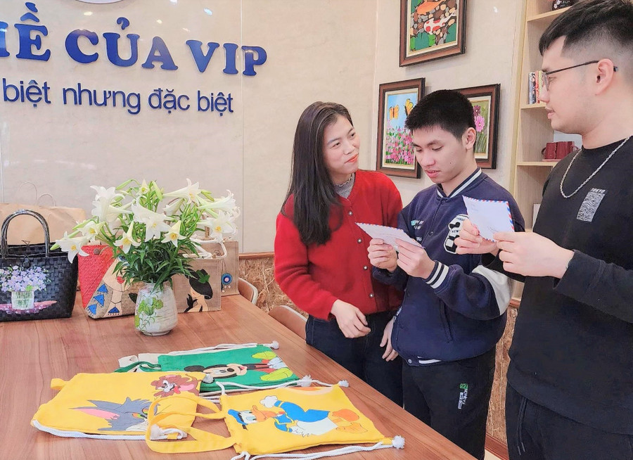 Những đứa trẻ đặc biệt nhận tháng lương đầu tiên từ thành quả lao động của mình. Ảnh: NVCC huong-nghiep-cho-tre-tu-ky-1.jpg