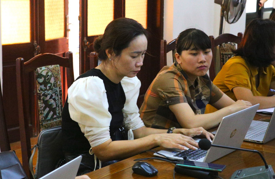 Giáo viên thực hành sử dụng công cụ AI tại buổi tập huấn do Sở GD&ĐT Hưng Yên tổ chức. Ảnh: Đinh Chiến phat-huy-tri-tue-nhan-tao-trong-xay-dung-ke-hoach-giao-duc-2.jpg