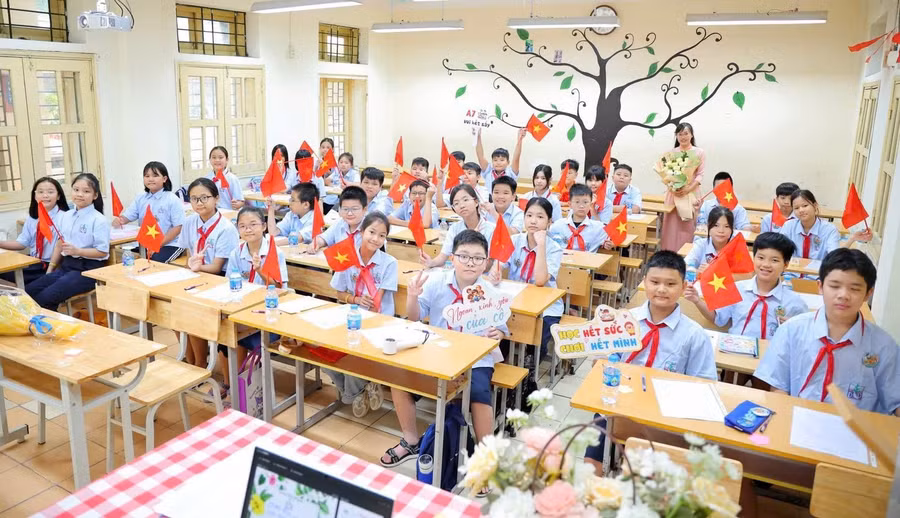 Cô trò Trường THCS Đống Đa (Kim Liên, Hà Nội). Ảnh: NTCC