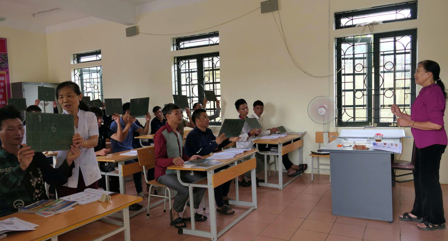 Bà Đỗ Thị Oanh dạy các học viên trong thời gian cai nghiện. lop-hoc-thap-sang-hy-vong-3.jpg