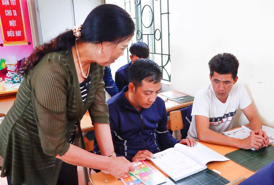 Những nét chữ đầu tiên của các học viên.