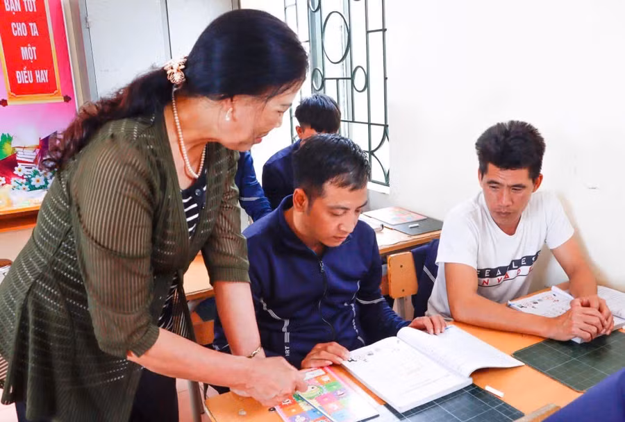 Những nét chữ đầu tiên của các học viên.