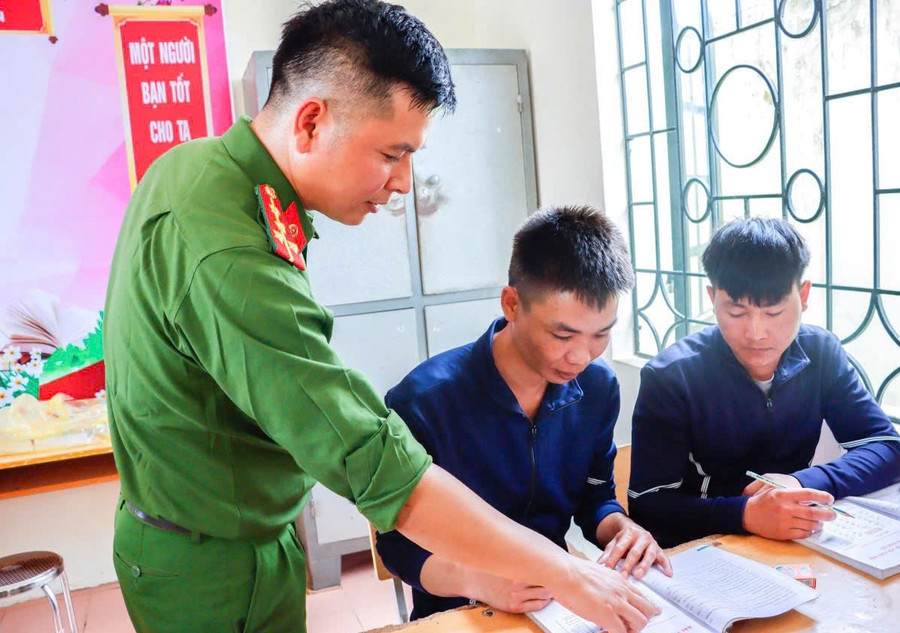 Cán bộ Cơ sở cai nghiện ma túynhiệt tình kèm cặp, giúp đỡ các học viên. lop-hoc-thap-sang-hy-vong-5.jpg