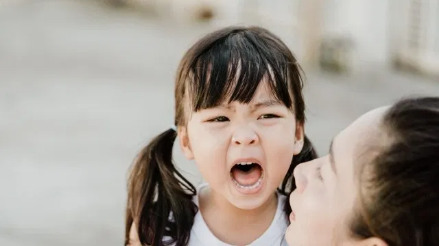 Việc trừng phạt bằng đòn roi hay lời nói khiến trẻ trở nên lì lợm, bướng bỉnh, tạo ra sự mất kết nối giữa cha mẹ và trẻ. Ảnh: ITN. ky-luat-tich-cuc-1.jpg
