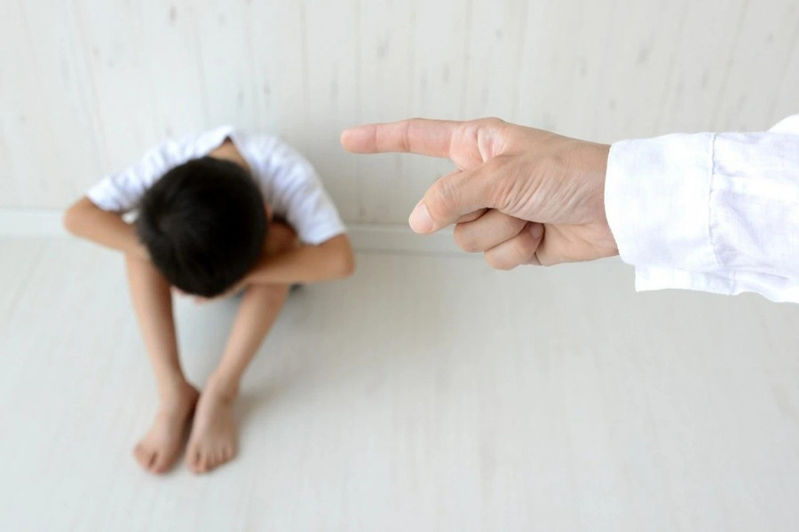Khi con mắc lỗi, thay vì la mắng hay trừng phạt, cha mẹ nên giữ bình tĩnh và kiểm soát cảm xúc. Ảnh minh họa. ky-luat-khong-hinh-phat-voi-tre-1-7726.jpg