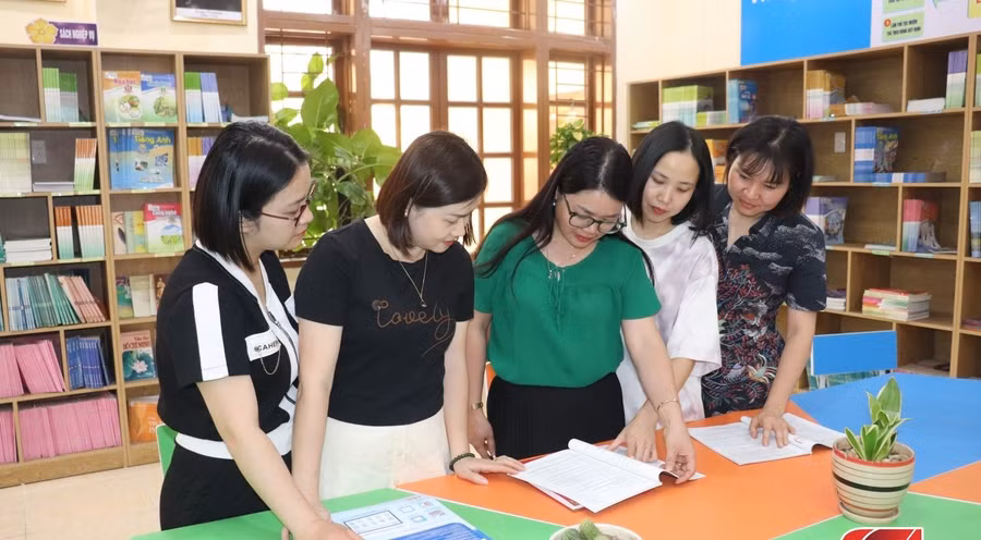 Giáo viên Trường THPT Tô Hiệu (TP Sơn La, tỉnh Sơn La) lựa chọn sách giáo khoa lớp 12 theo Chương trình giáo dục phổ thông mới. Ảnh minh họa: INT