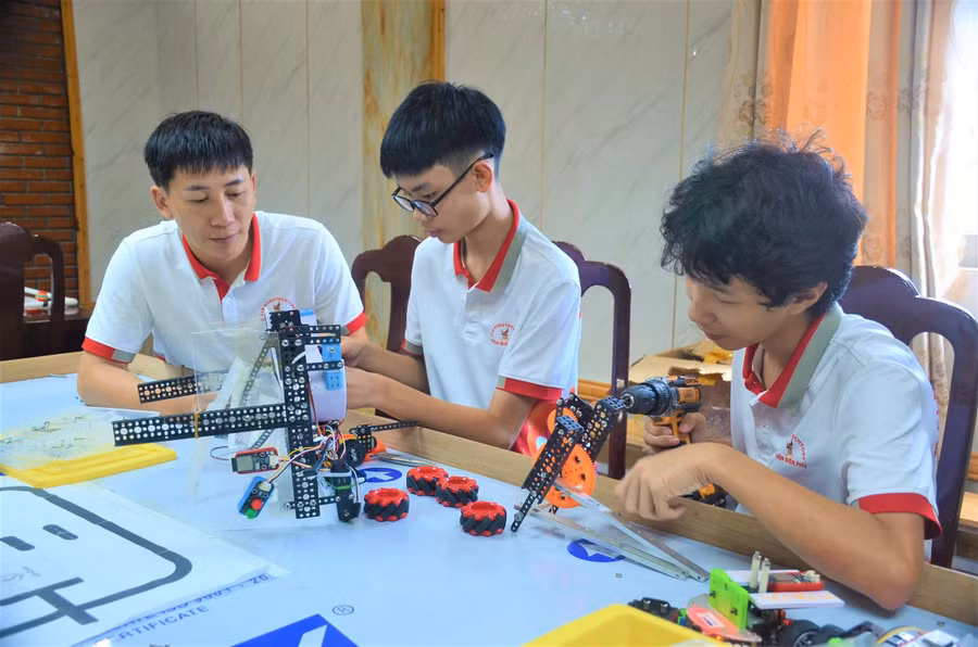 Thầy Đào Xuân Quỳnh hướng dẫn học sinh chế tạo robot. Ảnh: Xuân Quỳnh