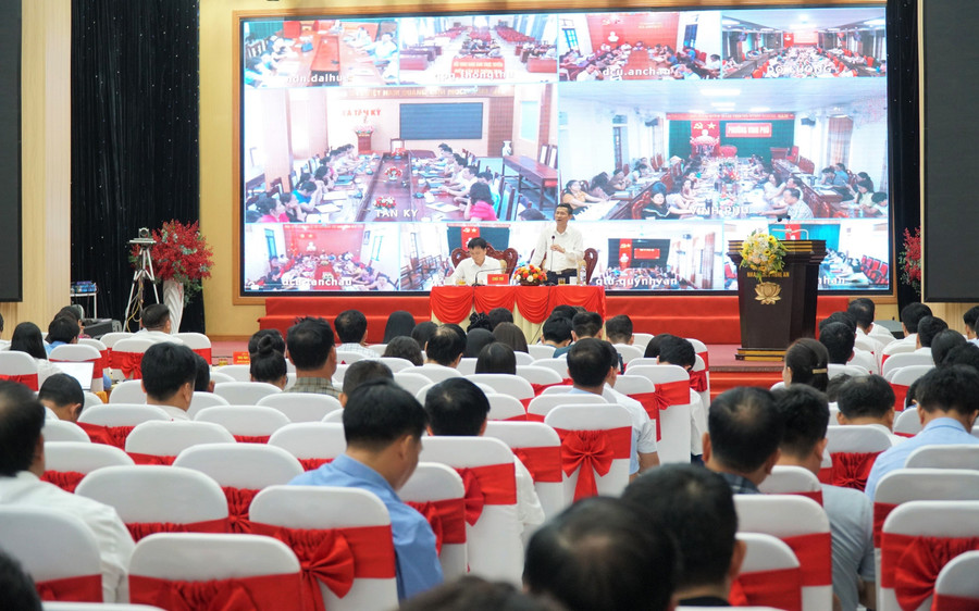 Lãnh đạo ngành Giáo dục Nghệ An trao đổi về các thành tố quan trọng trong quản lý giáo dục. Ảnh: Hồ Lài tim-giai-phap-thao-go-kho-khan-2.jpg