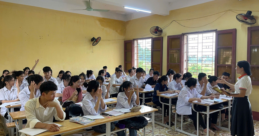 Cô trò Trường THPT Lam Kinh (Thanh Hóa) trong giờ học chiều 19/9. Ảnh: NTCC