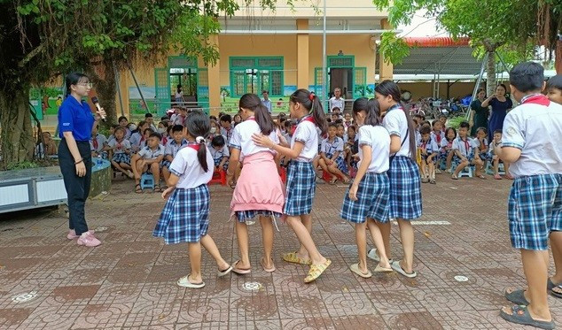 Nguyễn Lê Thảo Vy thường xuyên tạo chương trình vui chơi, tặng quà học sinh Trường THCS Trung Nhứt (TP Cần Thơ). gieo-yeu-thuong-tu-nhung-dieu-gian-di-2.jpg