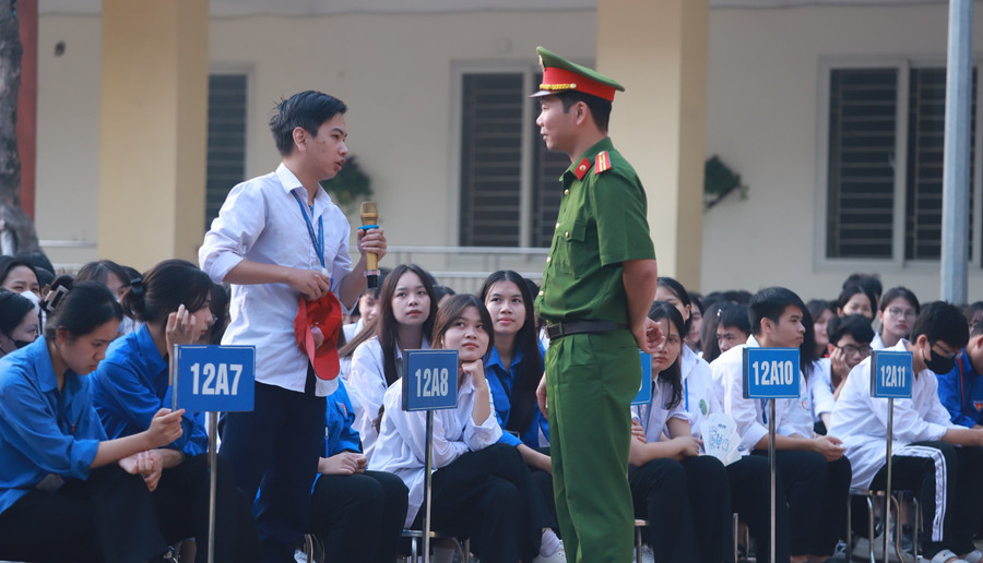 Hoạt động tuyên truyền pháp luật tại Trường THPT Hoài Đức C (Sơn Đồng, Hà Nội). Ảnh: Đình Tuệ 