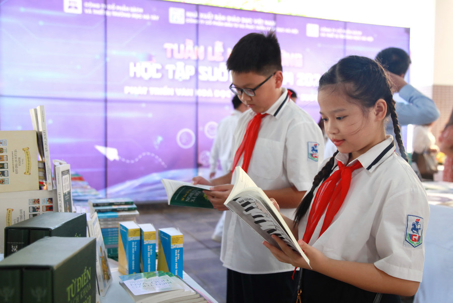 Học sinh Hà Nội đọc sách trong Tuần lễ hưởng ứng học tập suốt đời năm 2024.