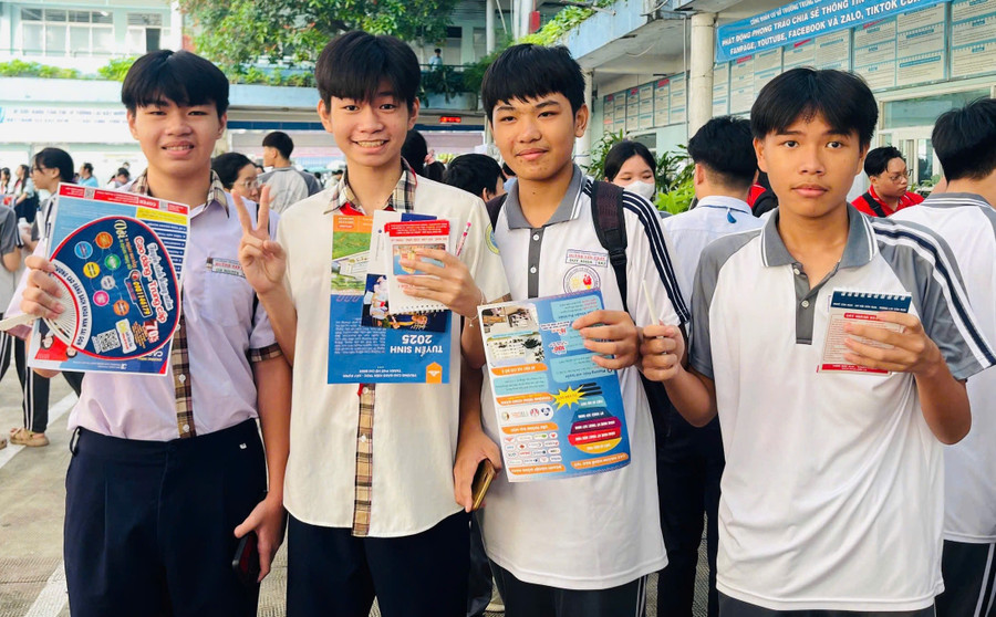 Học sinh lớp 9 Trường THCS Huỳnh Tấn Phát (Tân Thuận, TPHCM). Ảnh: Hồ Phúc