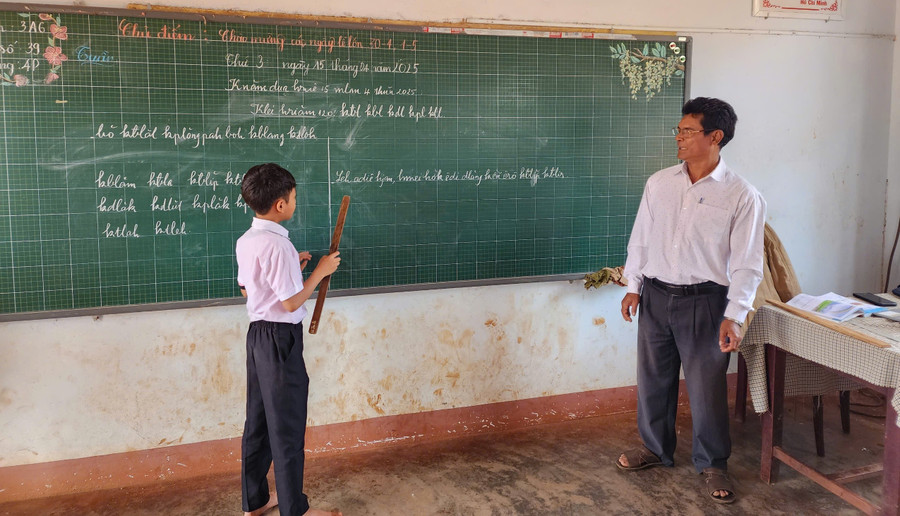 Giáo viên Đắk Lắk dạy học sinh dân tộc thiểu số. Ảnh: Thành Tâm tuyen-dung-giao-vien-o-dak-lak-1.jpg